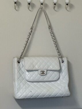 CHANEL Large White Quilted Leather Shoulder Bag with Silver Chain